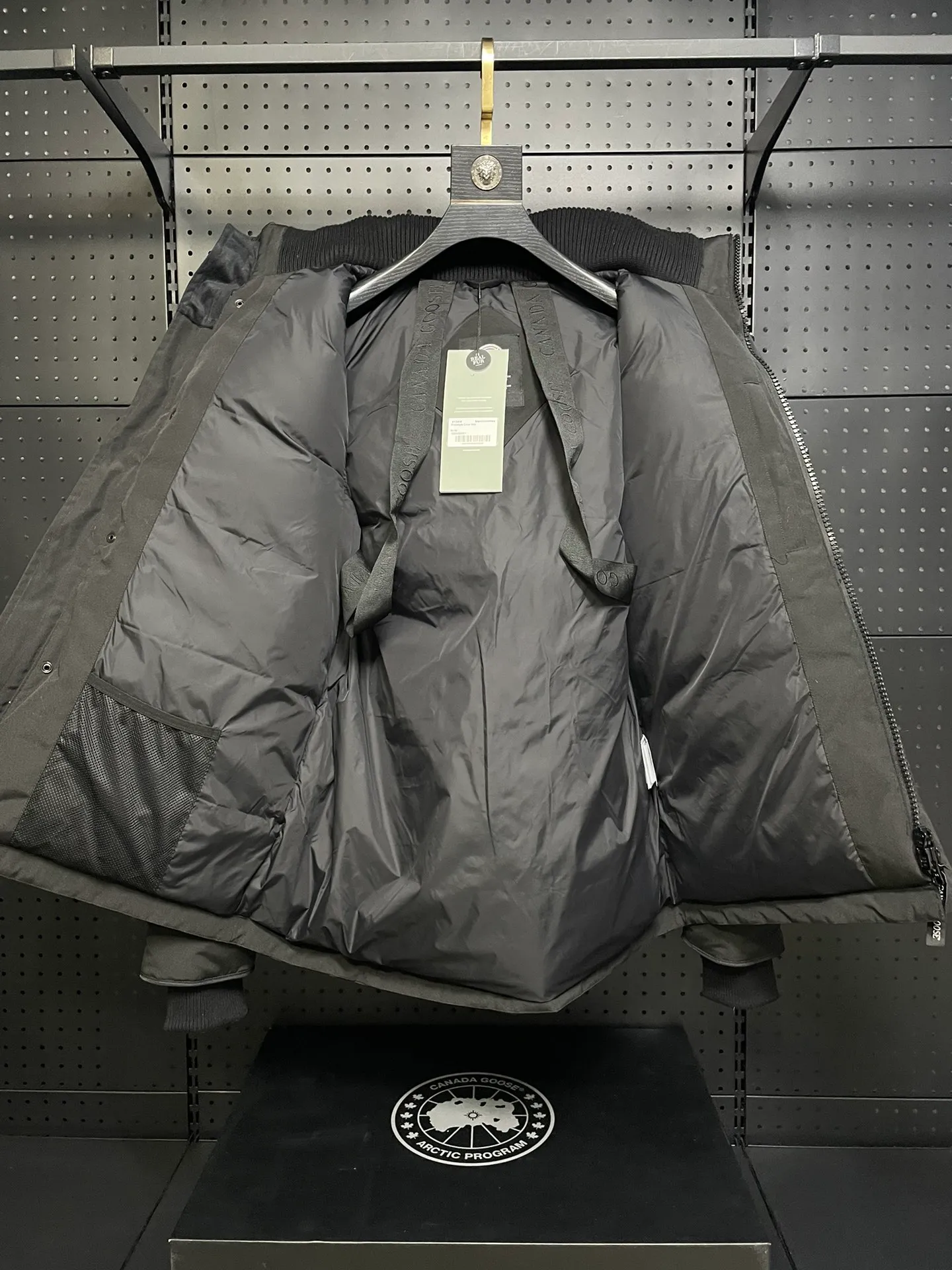 P800 forester men's new model black 24 models Canada Goose (Canada Goose) Men's model xs-xxl The highest version on the market! 🔥 Recommendation of single product for autumn and winter hard goods # Produced by OEM canada goose # The Canadian brand canada goose has always been recognized as the warmest down jacket, and its existence can often be seen in the winter street photos of various celebrities. I make Canada Goose every year, but I still can’t get rid of my love for it. No matter how cold the weather is, there’s no need to be afraid! Because this year, as always, we will provide you with ruthless goods and prepare large quantities of goods. I believe that the market has become a bit chaotic, but we are not afraid. Only good things are competitive, not comparing prices! No one is stupid enough to quote a high price and send old customers away! Look at price in the short term and quality in the long term! If you care about quality, please respect its price! If what you want is cheap, please don't expect good quality! You get what you pay for, this is the rule of the market! We really value quality. It is only worn by the one who understands you! Filling content: 90 international standard duck down! I won’t say much more, everyone sells their own goods! Regarding the down content, you can feel it with your hands. There is nothing wrong with good down. Another customer said that the clothes are very light, but the ones on the market are very heavy. For us insiders, adding some filament to the clothes will make them look bulging and heavy. But we won't do that! 🔥Pure original fidelity! 🔥Everyone who has been cooperating with us in the past few years knows that the large-scale wholesale market products are incomparable to us. You are welcome to visit the brick cabinet and then come to my home to buy! It is the legendary warmest down jacket. A goose and a single layer of clothing can withstand minus 20 degrees Celsius! Known as a must-have for Arctic outdoor sports! The most popular down jacket in the world, celebrities are rushing to buy it, it is a must-have!